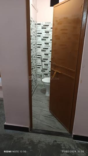 Bathroom Image of 310 Sq.ft 1 BHK Independent House for rent in Naraina New Delhi for Rs. 8000