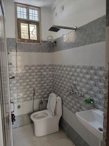 Bathroom Image of 500 Sq.ft 2 BHK Apartment / Flat for rent in Muni Ki Reti Rishikesh for Rs. 18000