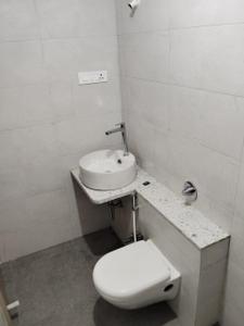 Bathroom Image of 586 Sq.ft 2 BHK Apartment / Flat for sale in Prabhadevi Mumbai for Rs. 30000000