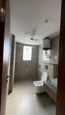 Bathroom Image of 650 Sq.ft 1 RK Builder Floor for rent in DLF Phase 3 Gurgaon for Rs. 24500