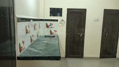 Kitchen Image of 400 Sq.ft 1 BHK Builder Floor for rent in Sukhliya Indore for Rs. 9000