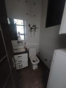 Bathroom Image of 1440 Sq.ft 3 BHK Builder Floor for rent in Mukherjee Apartment, Mukherjee Nagar New Delhi for Rs. 46000