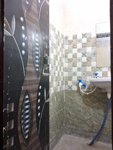 Common Bathroom Image of 200 Sq.ft 1 RK Apartment / Flat for rent in Sector 35 Noida for Rs. 10000
