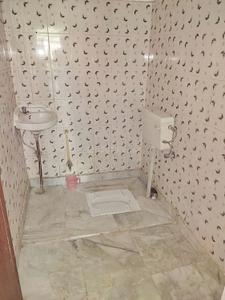 Bathroom Image of 1450 Sq.ft 1 BHK Builder Floor for rent in Gomti Nagar Lucknow for Rs. 9000