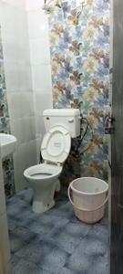 Bathroom Image of 950 Sq.ft 1 RK Builder Floor for rent in Sector 54 Gurgaon for Rs. 14000