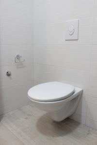 Bathroom Image of 8400 Sq.ft 10 BHK Apartment / Flat for sale in Juhu Mumbai for Rs. 440000000