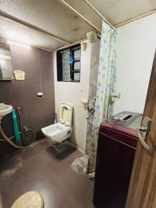 Bathroom Image of 250 Sq.ft 1 RK Apartment / Flat for rent in Worli Mumbai for Rs. 42000
