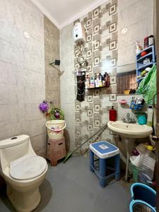 Bathroom Image of 850 Sq.ft 2 BHK Apartment / Flat for sale in Kishanpura Zirakpur for Rs. 4500000