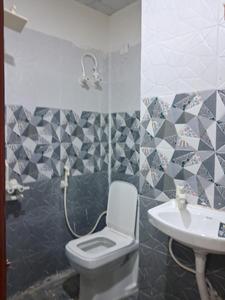 Common Bathroom Image of 1050 Sq.ft 2 BHK Apartment / Flat for sale in Sector 49 Noida for Rs. 4300000