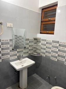 Bathroom Image of 1800 Sq.ft 2 BHK Independent House for rent in Eldeco II Lucknow for Rs. 18000