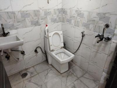 Bathroom Image of 600 Sq.ft 1 BHK Builder Floor for rent in Indirapuram Ghaziabad for Rs. 15000