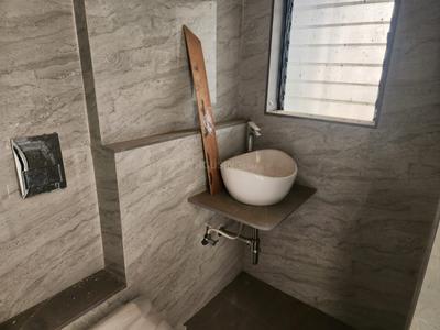 Bathroom Image of 750 Sq.ft 1.5 BHK Apartment / Flat for rent in Colaba Mumbai for Rs. 90000