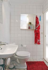 Bathroom Image of 1100 Sq.ft 2.5 BHK Apartment / Flat for sale in Heena Gokul Namiella, Vile Parle West Mumbai for Rs. 35000000