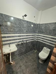Bathroom Image of 1000 Sq.ft 1 RK Builder Floor for rent in Gomti Nagar Lucknow for Rs. 8000