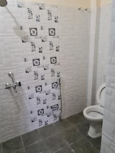 Bathroom Image of 1200 Sq.ft 2 BHK Builder Floor for rent in Sakar Tapobhoomi, Raksha Jabalpur for Rs. 12000