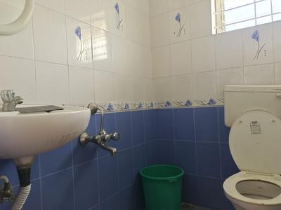 Bathroom Image of 500 Sq.ft 1 BHK Apartment / Flat for rent in Domlur Layout Bengaluru for Rs. 25000