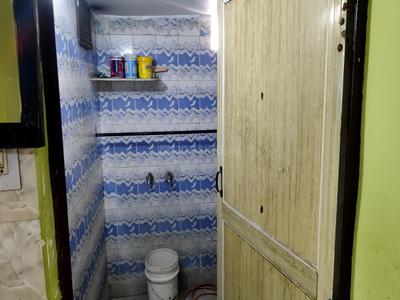 Bathroom Image of 668 Sq.ft 3 BHK Builder Floor for rent in Subzi Mandi New Delhi for Rs. 14000