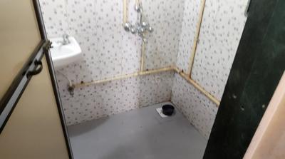 Bathroom Image of 380 Sq.ft 1 BHK Independent House for rent in om sai, Lower Parel Mumbai for Rs. 35000