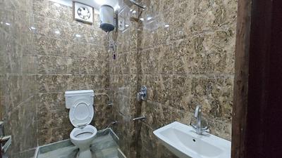 Bathroom Image of 400 Sq.ft 1 BHK Builder Floor for rent in Shalimar Bagh New Delhi for Rs. 17000