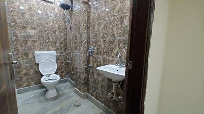 Bathroom Image of 400 Sq.ft 1 BHK Builder Floor for rent in Shalimar Bagh New Delhi for Rs. 17000