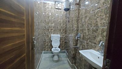 Bathroom Image of 400 Sq.ft 1 BHK Builder Floor for rent in Shalimar Bagh New Delhi for Rs. 17000