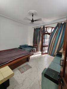 Bedroom Image of 950 Sq.ft 2 BHK Builder Floor for rent in Ramesh Nagar New Delhi for Rs. 23000
