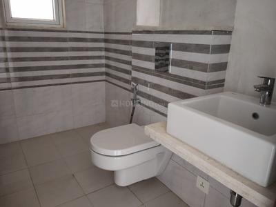Bathroom Image of 2000 Sq.ft 4 BHK Apartment / Flat for sale in Nahar F Residences, Balewadi Pune for Rs. 24900000