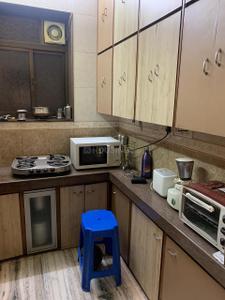 Kitchen Image of 650 Sq.ft 1 BHK Apartment / Flat for rent in Cumballa Hill Mumbai for Rs. 125000