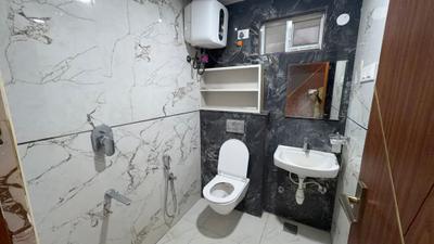 Bathroom Image of 600 Sq.ft 1 BHK Apartment / Flat for rent in HBR Layout Bengaluru for Rs. 25000
