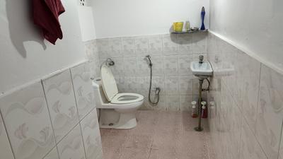 Bathroom Image of 450 Sq.ft 1 BHK Builder Floor for rent in Indira Nagar Lucknow for Rs. 10000