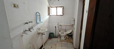 Bathroom Image of 1000 Sq.ft 1.5 BHK Builder Floor for rent in Indira Nagar Lucknow for Rs. 12000