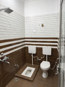 Bathroom Image of 500 Sq.ft 2 BHK Independent House for rent in Kamta Lucknow for Rs. 12000