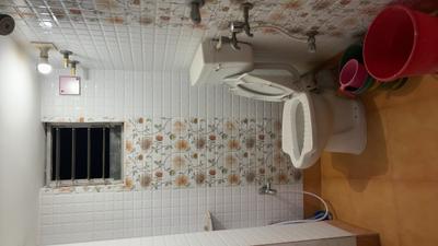 Bathroom Image of 500 Sq.ft 1 BHK Builder Floor for rent in Keshtopur Kolkata for Rs. 11000