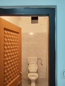 Bathroom Image of 650 Sq.ft 1 BHK Independent House for rent in Sarfuddinpur Azamgarh for Rs. 7000