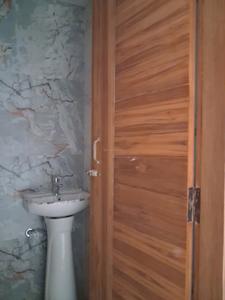 Common Bathroom Image of 1000 Sq.ft 2 BHK Apartment / Flat for sale in Sector 73 Noida for Rs. 3800000