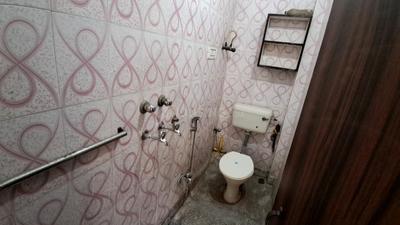 Bathroom Image of 700 Sq.ft 1 BHK Builder Floor for rent in Sector 8 Rohini New Delhi for Rs. 20000