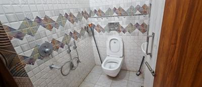 Bathroom Image of 600 Sq.ft 1 BHK Apartment / Flat for rent in Lodipur Patna for Rs. 15000