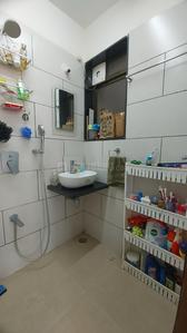 Bathroom Image of 575 Sq.ft 1 BHK Apartment / Flat for sale in Vile Parle East Mumbai for Rs. 23000000