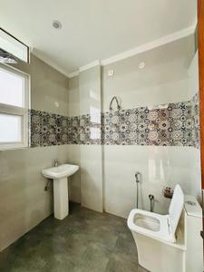 Bathroom Image of 1700 Sq.ft 3 BHK Builder Floor for rent in Sahastradhara Road Dehradun for Rs. 30000