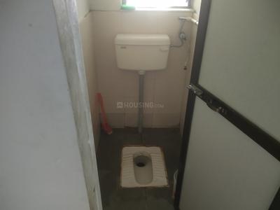 Bathroom Image of 350 Sq.ft 1 BHK Apartment / Flat for rent in Dadar East Mumbai for Rs. 35000
