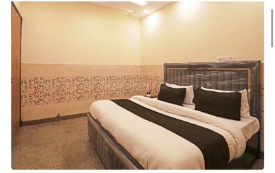 Bedroom Image of Crown in in Haiderpur, New Delhi