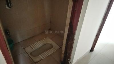 Bathroom Image of 550 Sq.ft 1 BHK Apartment / Flat for sale in Magarpatta Heliconia, Hadapsar Pune for Rs. 7100000