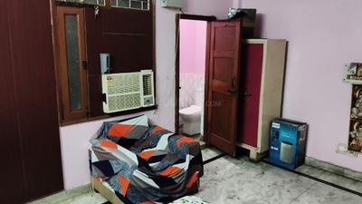 Bedroom Image of 1000 Sq.ft 2 BHK Builder Floor for rent in Laxmi Nagar New Delhi for Rs. 22000