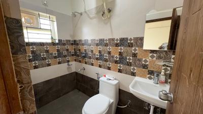 Bathroom Image of 600 Sq.ft 1 BHK Apartment / Flat for rent in Thanisandra Bengaluru for Rs. 20000