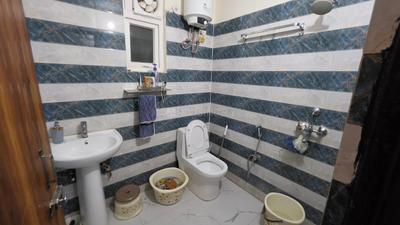 Bathroom Image of 985 Sq.ft 2 BHK Apartment / Flat for rent in Krishna Elite Homes, Noida Extension Greater Noida for Rs. 20000