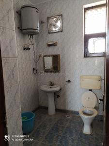 Bathroom Image of 600 Sq.ft 1 RK Studio for rent in Sector 27 Noida for Rs. 17000