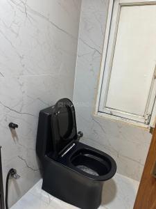 Bathroom Image of 1625 Sq.ft 3 BHK Apartment / Flat for rent in Supertech Livingston, Crossings Republik Ghaziabad for Rs. 22000