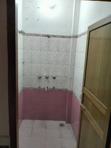 Bathroom Image of 600 Sq.ft 2 BHK Builder Floor for rent in Rajajipuram Lucknow for Rs. 9500