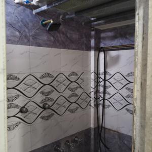 Bathroom Image of 600 Sq.ft 1 BHK Apartment / Flat for rent in Vesu Surat for Rs. 15000