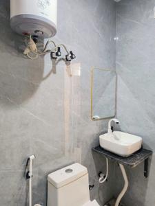 Bathroom Image of 190 Sq.ft 1 RK Apartment / Flat for rent in Sector 128 Noida for Rs. 18000